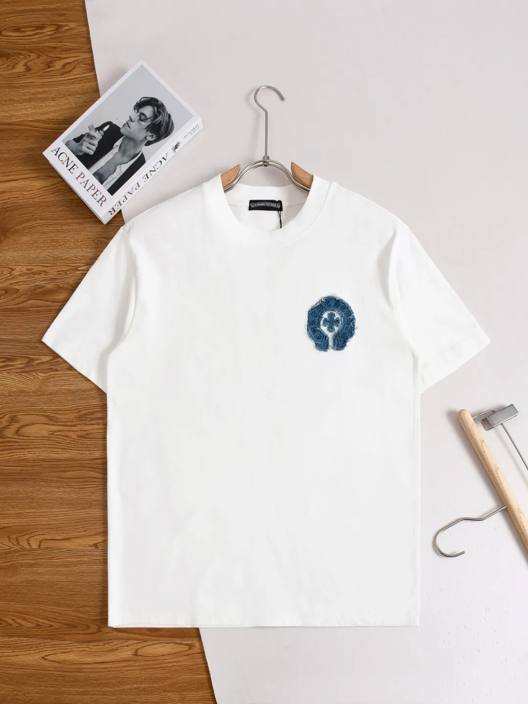 P190 Chrome Hearts CH Cross 26SS New product is hot at the same time💥 Early spring classic style Multiple craftsmanship Denim patch on the chest Horseshoe cross 🪡 Embroidery Large logo cross on the back Horseshoe denim patch Sanskrit ✝️🪡 Embroidery Round neck short-sleeved T-shirt, hot style, a style that both men and women like, same style for men and women, 100% chance of turning heads when wearing it! It’s all about being handsome. The designer’s classic sense is precisely grasped. The whole piece of clothing is heavy. Industrial washing process. Ready-made garments are dyed + sprayed for a horse effect. The double-wash process is very recognizable. It uses heavy washing to make it distressed. The edges of the patch are slightly rolled and naturally distressed. It has a three-dimensional sense of layering and a little damage. It is very visually lethal. It adheres to Kroxin's consistent rough style. The chest and back are large, and the horseshoe flower printed patch pattern is embroidered and decorated. It is also decorated with silver metal engraved distressed buttons. The classic elements full of brand recognition instantly enhance the overall sense of grade and specification. Its texture is quite high-end! The overall feeling is high-end, simple and elegant, with silver hardware accessories, a full set of customized accessories, and the pattern of the entire dress is all decorated with patchwork three-dimensional embroidery technology, which is the finishing touch of the entire dress. The design on the back is even more eye-catching! ! This full back is so cool, it’s full of design, and the overall upper body style highlights fashion and individuality. Wearing it together as a couple is even more popular on the street. I recommend the early autumn sweatshirt! ! The fabric is a unique 320g 100% cotton, which is skin-friendly, breathable, warm to the touch, has a strong texture, and has smooth lines. It can be called a back killer, which has very strict requirements on craftsmanship and cost. The smooth neckline, flat cuffs and hems, the stitches are large and tight, tight and orderly, and the details are perfect. The consistent OS version can be worn alone or layered. It is very casual, but very iconic! It is simply the flagship of high-end trendy brands and must be included in your wardrobe. It has the American fashion spirit of freedom and individuality, and is highly recognizable and stylized! Color: Black White Size: S-XL Size chart: S: Shoulder width 50-Bust 56-Length 70 M: Shoulder width 52-Bust 57-Length 72 L: Shoulder width 54-Bust 59-Length 74 XL: Shoulder width 56-Bust 62-Length 76
